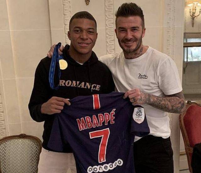 欧文快攻压哨上篮，全场沸腾（欧文末秒快攻上篮引爆全场）