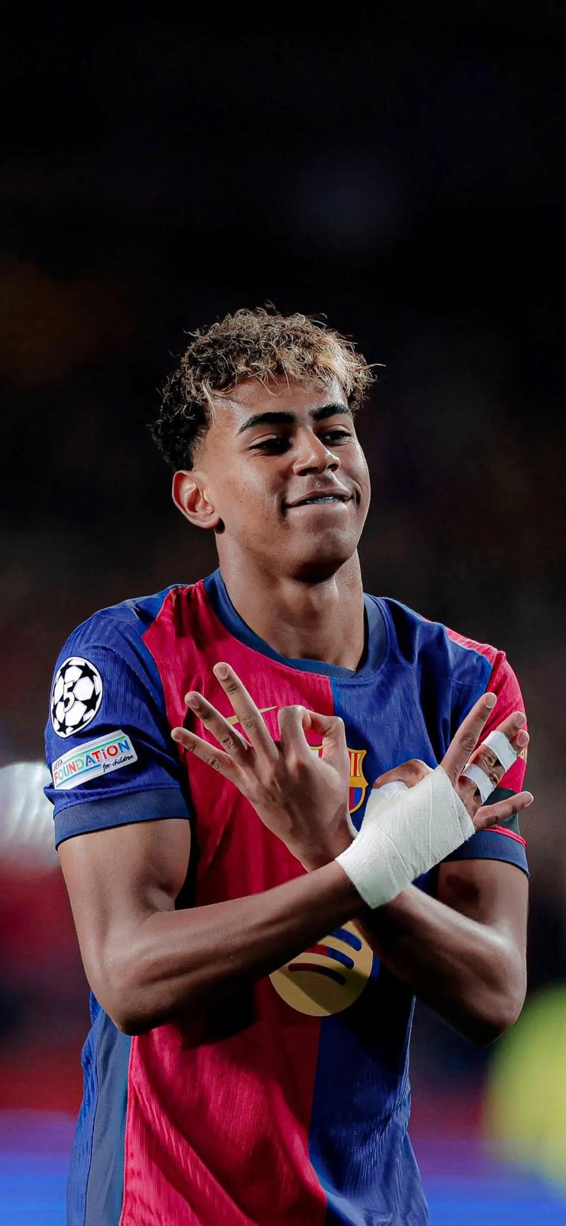 意大利赛车手罗西回忆马拉多纳：我曾单膝跪地亲吻他的左脚（意大利车手罗西忆马拉多纳：曾单膝跪地亲吻其左脚）