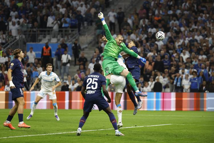 内雷斯灵光闪现，霍伊伦进球嗅觉敏锐，那不勒斯敲开胜利之门！（内雷斯灵感闪耀，霍伊伦把握良机，那不勒斯赢得三分！）