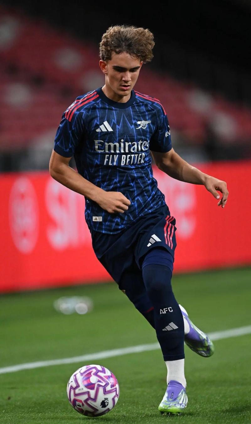 大师的舞步，佩德里左脚凌空卸球后右脚送出精妙直塞（佩德里舞步生风：左脚凌空卸球，右脚直塞穿透防线）