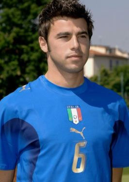 德佬回应传闻：我为身边能有孔蒂这样的真正男人而感到自豪（德佬辟谣：与孔蒂这样的真男人并肩让我倍感自豪）